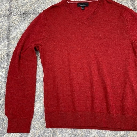 BANANA REPUBLIC Women 100% Merino Wool Thin knit Sweater RED V- Neck L - Picture 4 of 8
